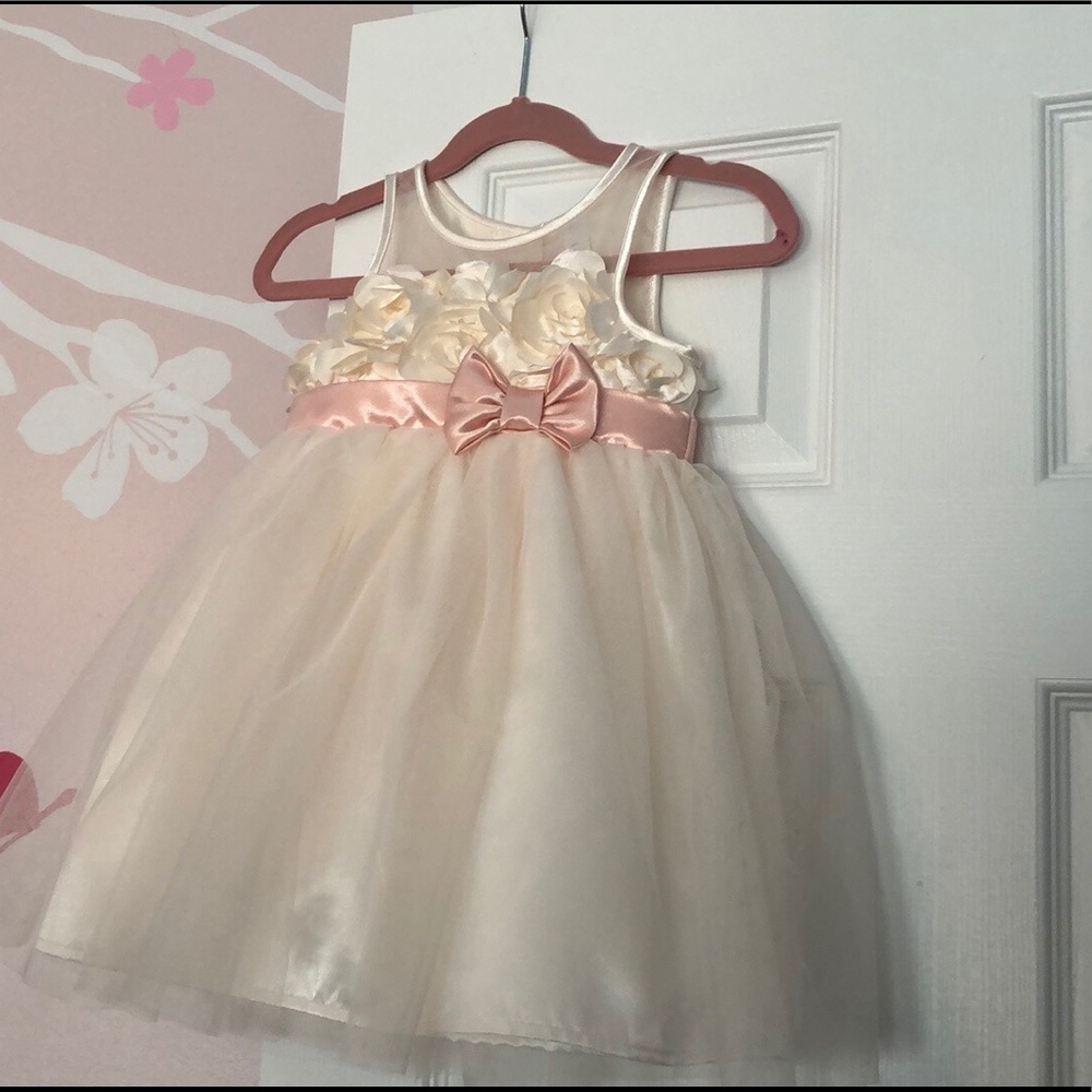 Girls adorable dress size 2T.